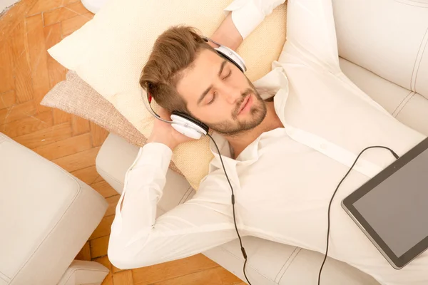 Young man listening to music — Stock Photo, Image